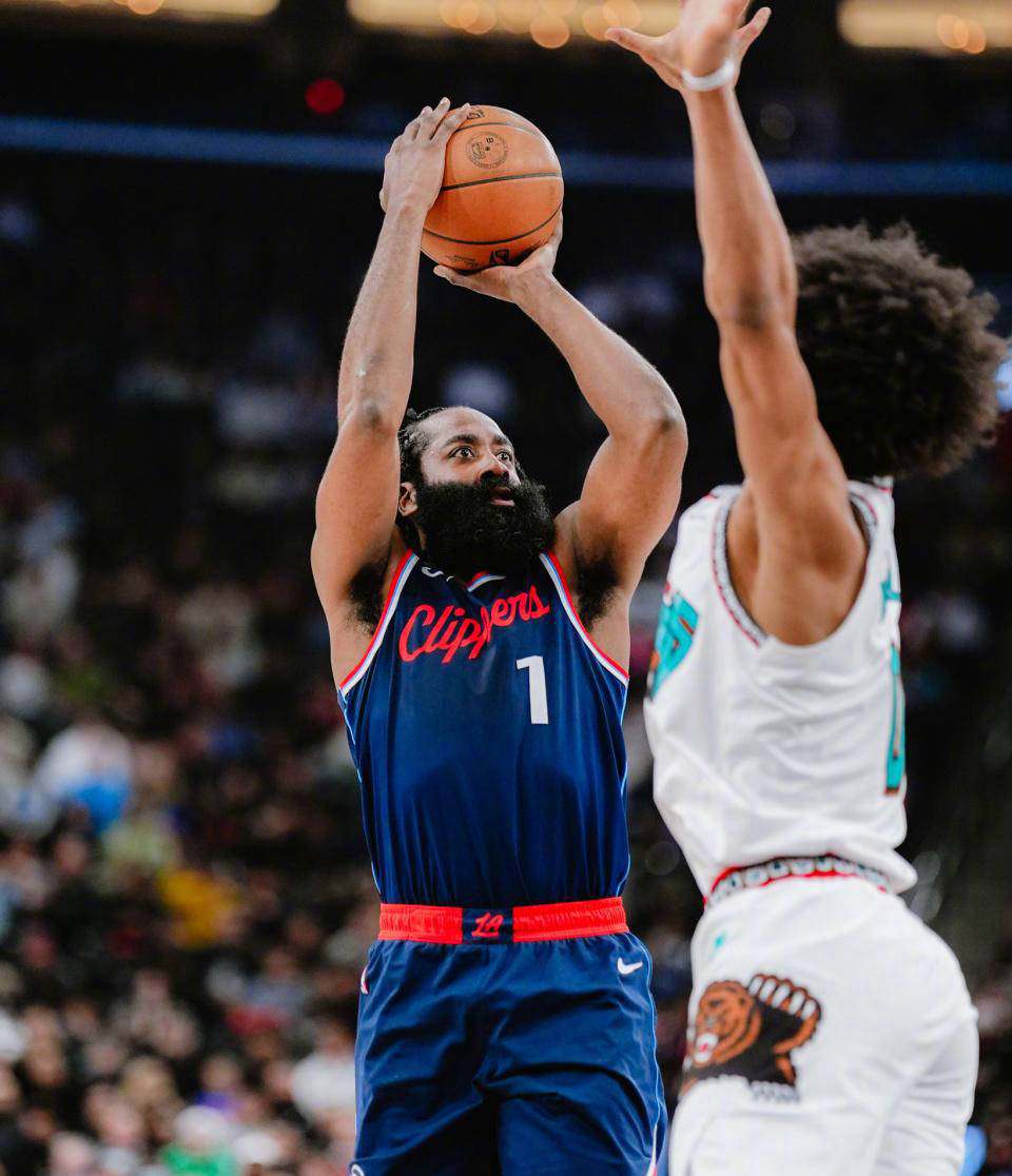 布莱顿迎NBA常规赛关键赛；今晚复出首秀；引发热议；团队化学反应显著